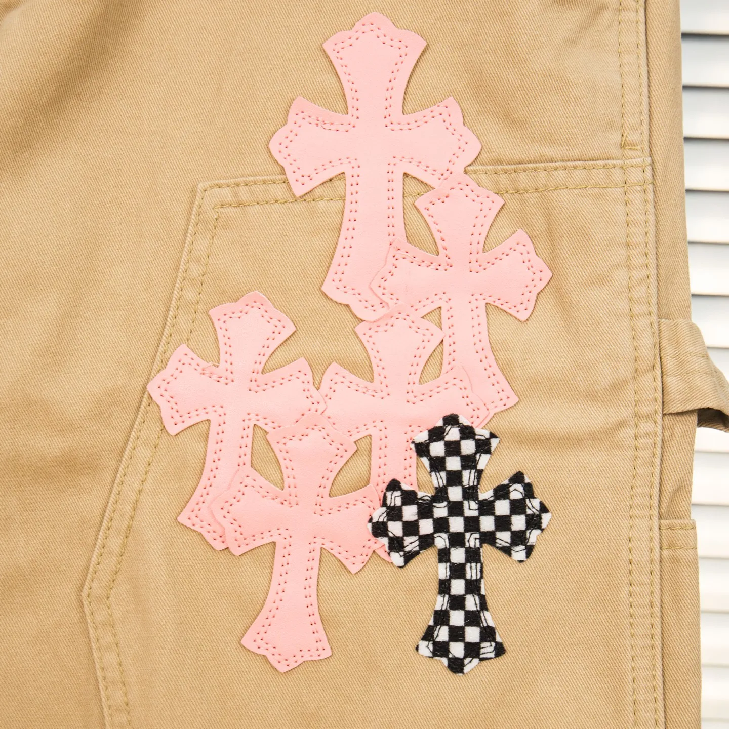 P260 Chrome Hearts Cherry Blossom Pink Leather and Wooden Spliced ​​Washed Jeans Authentically restore the ultimate vintage texture. Three-dimensional version. Loose and comfortable, not picky about the figure. Makes taller and slimmer. Factory-made. Original factory quality control. Same style for men and women. Can be matched with couples. Versatile recommendation. Must-have jeans for all seasons. Fashionistas have been disappointed. The quality selection of fabrics, the tailoring of details, and the matching of patterns are all impeccable! The upper body is so handsome when worn...it can be easily worn by men, women and children! The craftsmanship is made of heavy-duty washed pure cotton denim fabric. After washing, it is soft and thick. It is very stylish when worn on the body. Style number: 1758# (the same jacket is available) Color: Khaki Size: 28 30 32 34